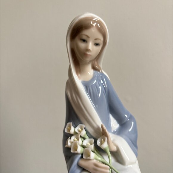 Lladro 4972 "Girl with Lilies Sitting" Porcelain Figurine - Picture 2 of 5